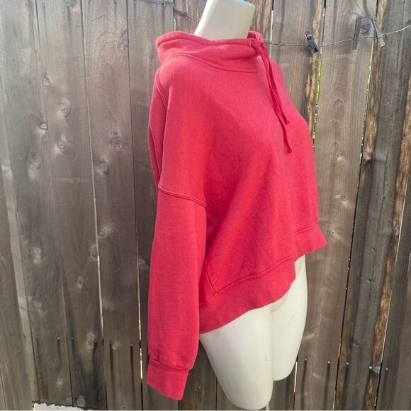 XIRENA CHASE SWEATSHIRT in coral size small - Picture 1 of 8